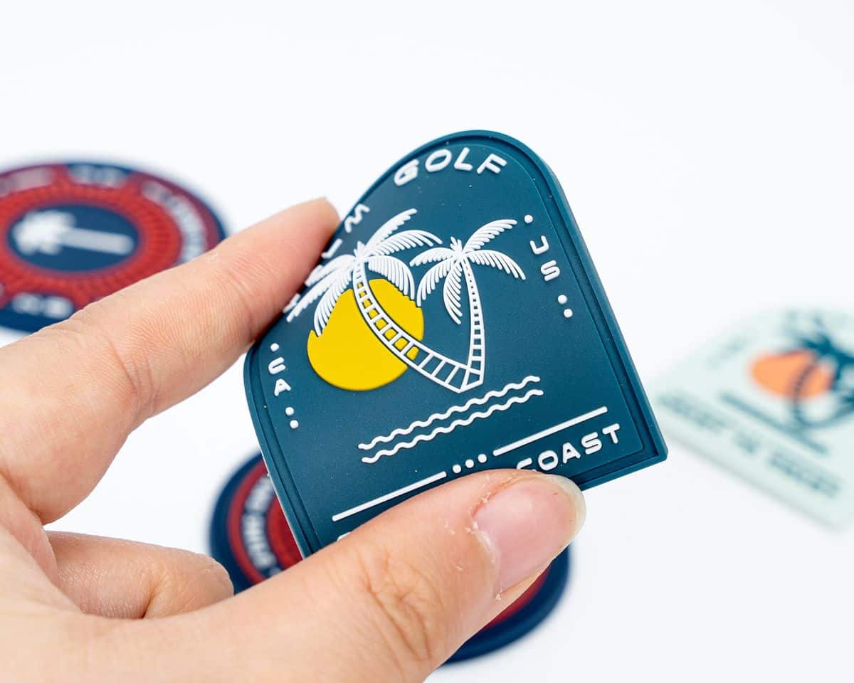 Perbandingan Souvenir Karet dengan Souvenir Akrilik atau Plastik untuk Promosi