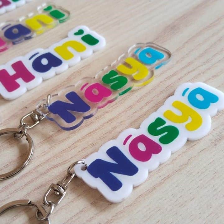 Perbedaan Souvenir Karet dan Akrilik untuk Merchandise